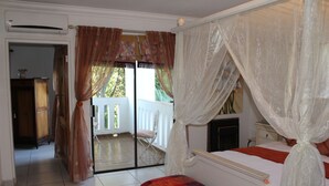 Double Room, Garden View | Peralatan tempat tidur premium, peti besi dalam bilik, meja 