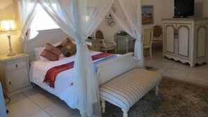 Double Room, Garden View | Peralatan tempat tidur premium, peti besi dalam bilik, meja 