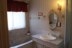 Twin Room, Garden View | Bilik Mandi | Tab mandi dan pancuran berasingan, tab mandi rendaman dalam 