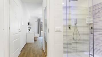 Superior-Doppel- oder -Zweibettzimmer | Badezimmer | Dusche, Handtücher