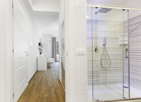 Superior Double or Twin Room | Bathroom | Shower, towels