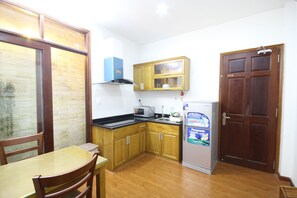 Refrigerador, microondas, placa de cocina, utensilios de cocina