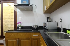 Fridge, microwave, stovetop, cookware/dishes/utensils - Smiley Apartment 16 (Ho Chi Minh City)
