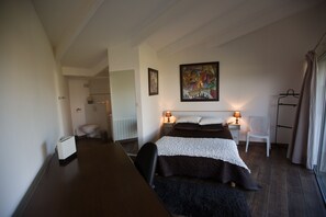 Premium bedding, desk, soundproofing, iron/ironing board - La Jalousie (Le Castelet)