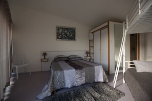 Family Quadruple Room | Premium bedding, desk, soundproofing, iron/ironing board - La Jalousie (Le Castelet)