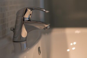 Shower, free toiletries, towels - La Jalousie (Le Castelet)