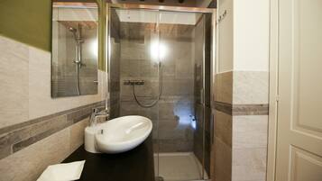Shower, free toiletries, hair dryer, bidet