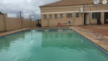 Kolam renang terbuka