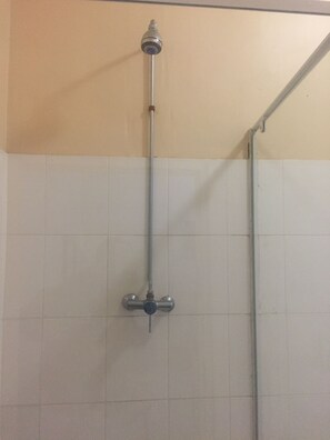 Habitación estándar doble, 1 cama doble | Ducha del cuarto de baño