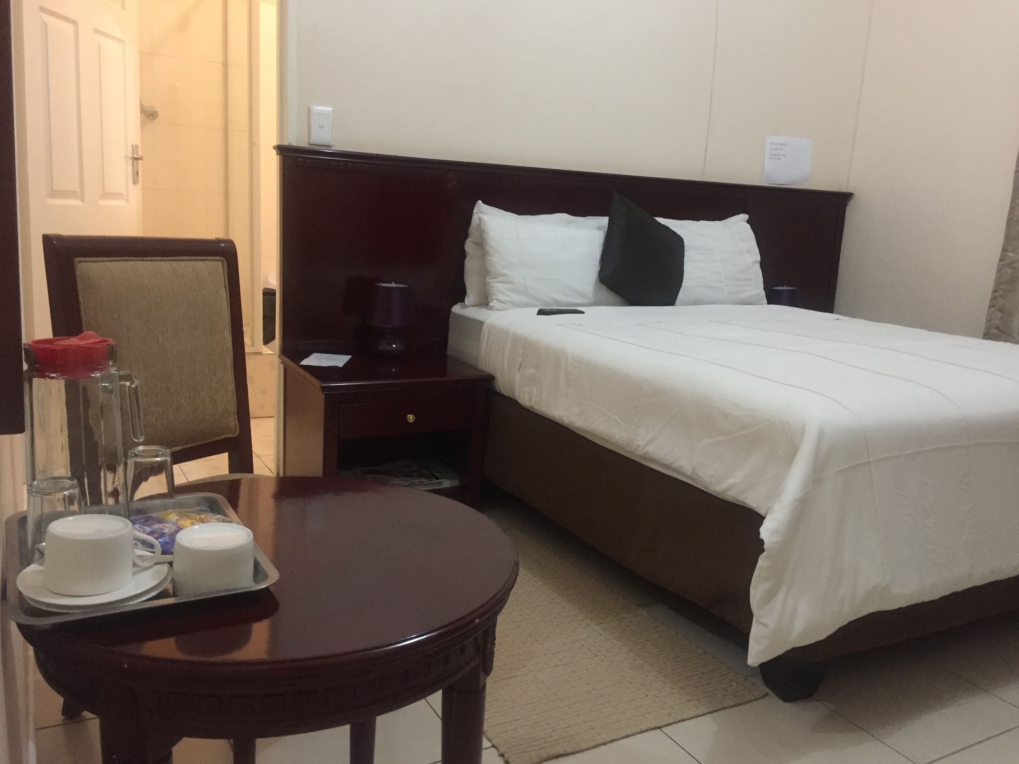 スタンダード ダブルルーム ダブルベッド 1 台 | ミニバー、デスク、WiFi (無料)、ベッドシーツ