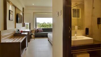 In-room safe, soundproofing, free WiFi, bed sheets