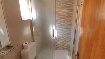 Camera singola | Bagno | Vasca, vasca da bagno a immersione totale, set di cortesia gratuito