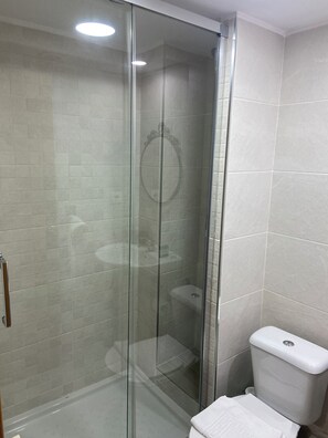 Ducha, artículos de higiene personal gratuitos y secador de pelo