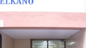 A hotel entrance with a sign reading "HOSTAL ELKANO". - Hostal Elkano (Barcelona)