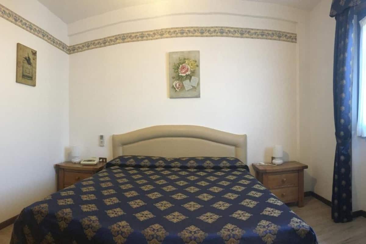 Double Room | In-room safe, desk, free WiFi