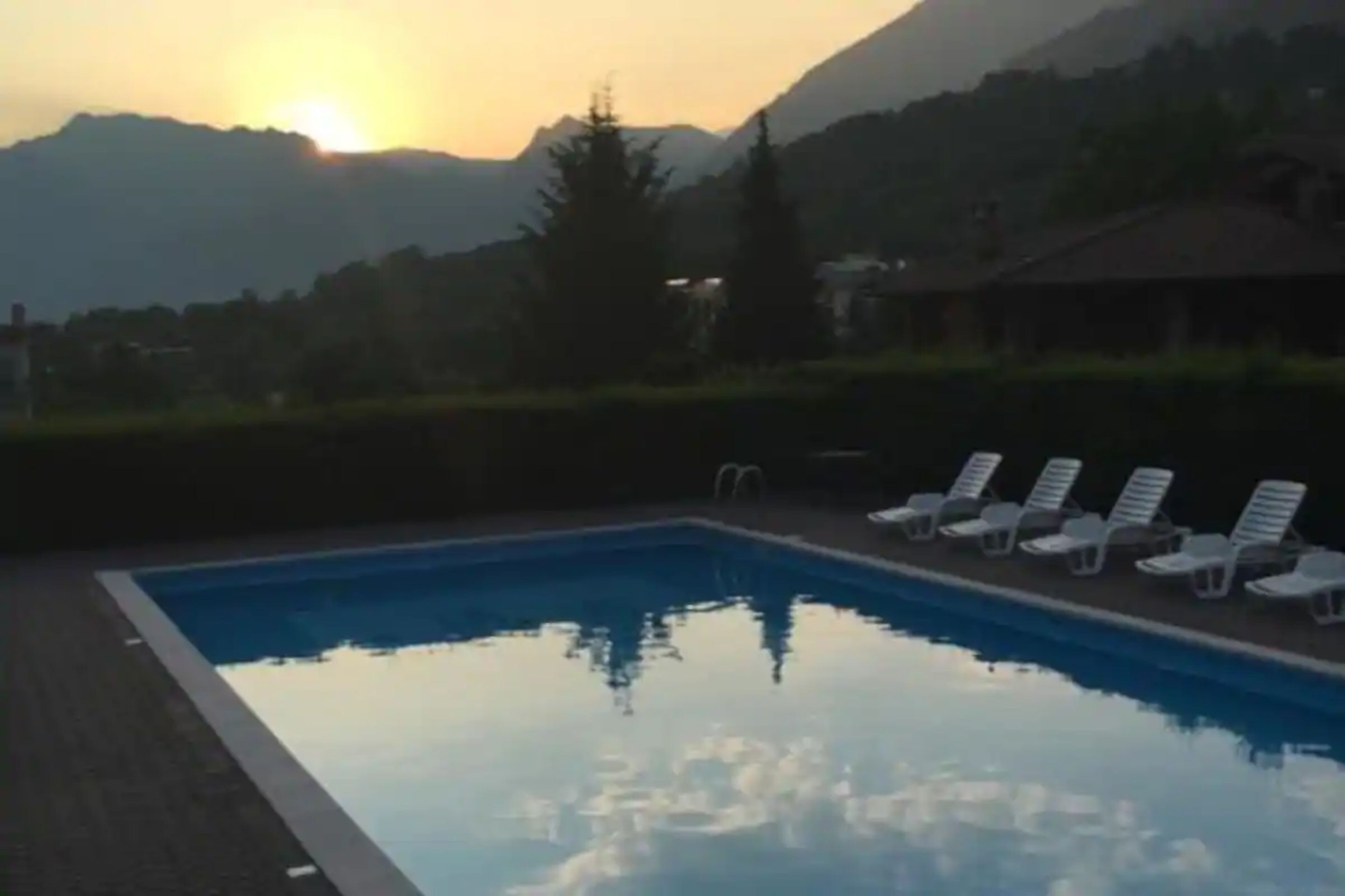 seasonal outdoor pool, pool loungers