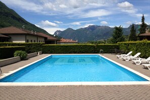 Außenpool (je nach Saison geöffnet), Liegestühle