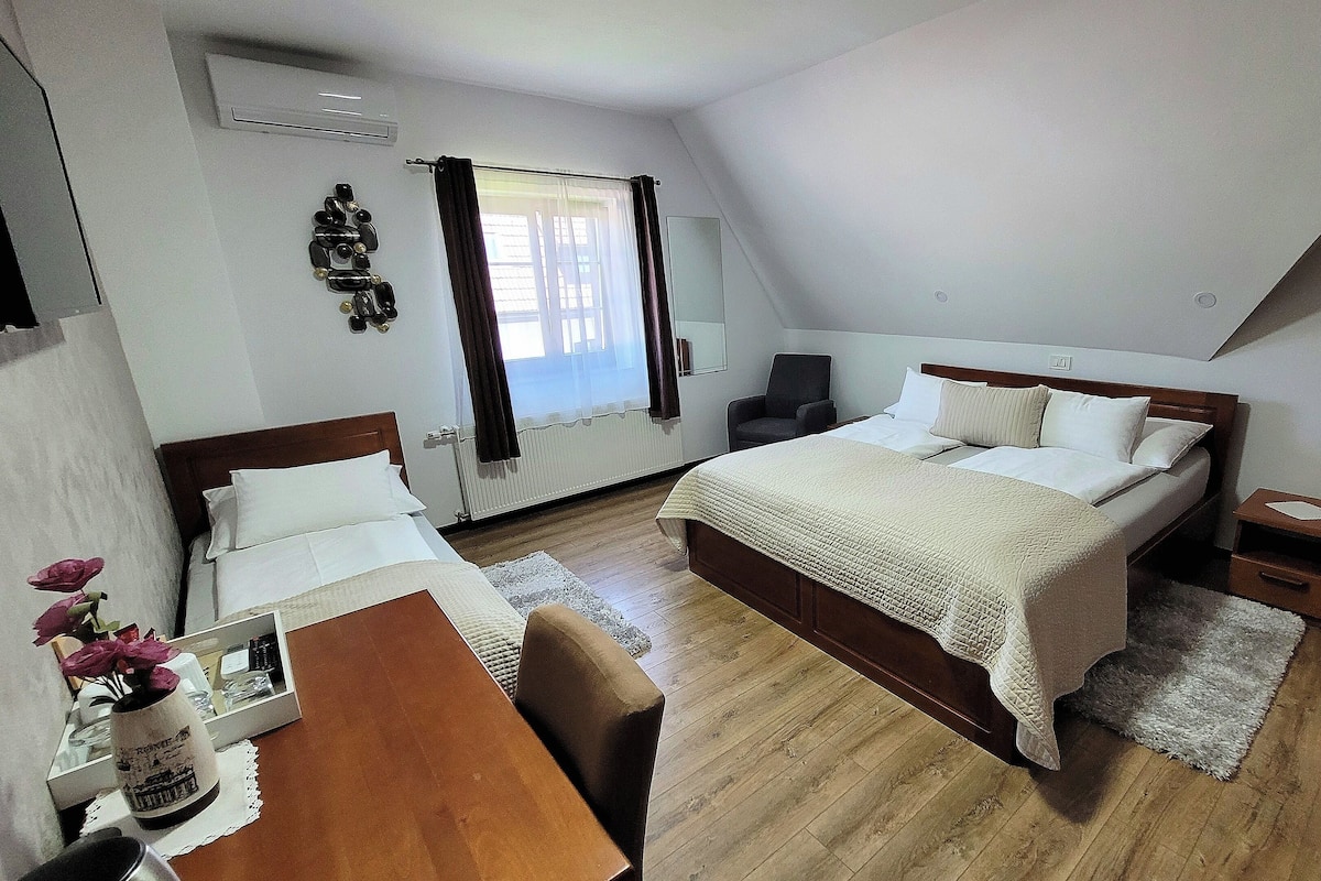 Deluxe Triple Room, 1 Bedroom | Peralatan tempat tidur premium, busa memori, bar mini