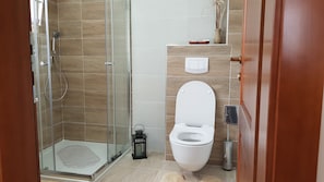 Quarto casal luxo, 1 cama Queen | Banheiro | Chuveiro, chuveiro com efeito de chuva, produtos de toalete grátis 