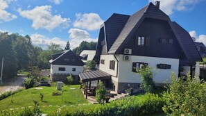 Vista frontal de la propiedad