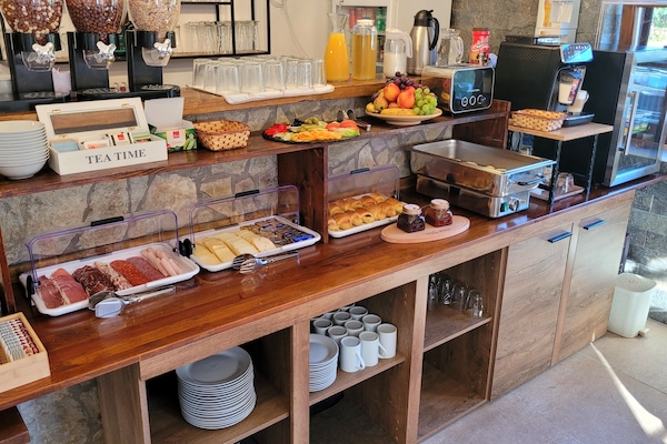 Daily continental breakfast (EUR 17 per person)