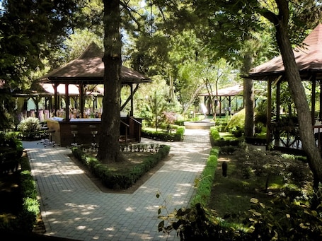 Property grounds. Hotel Baneasa Parc