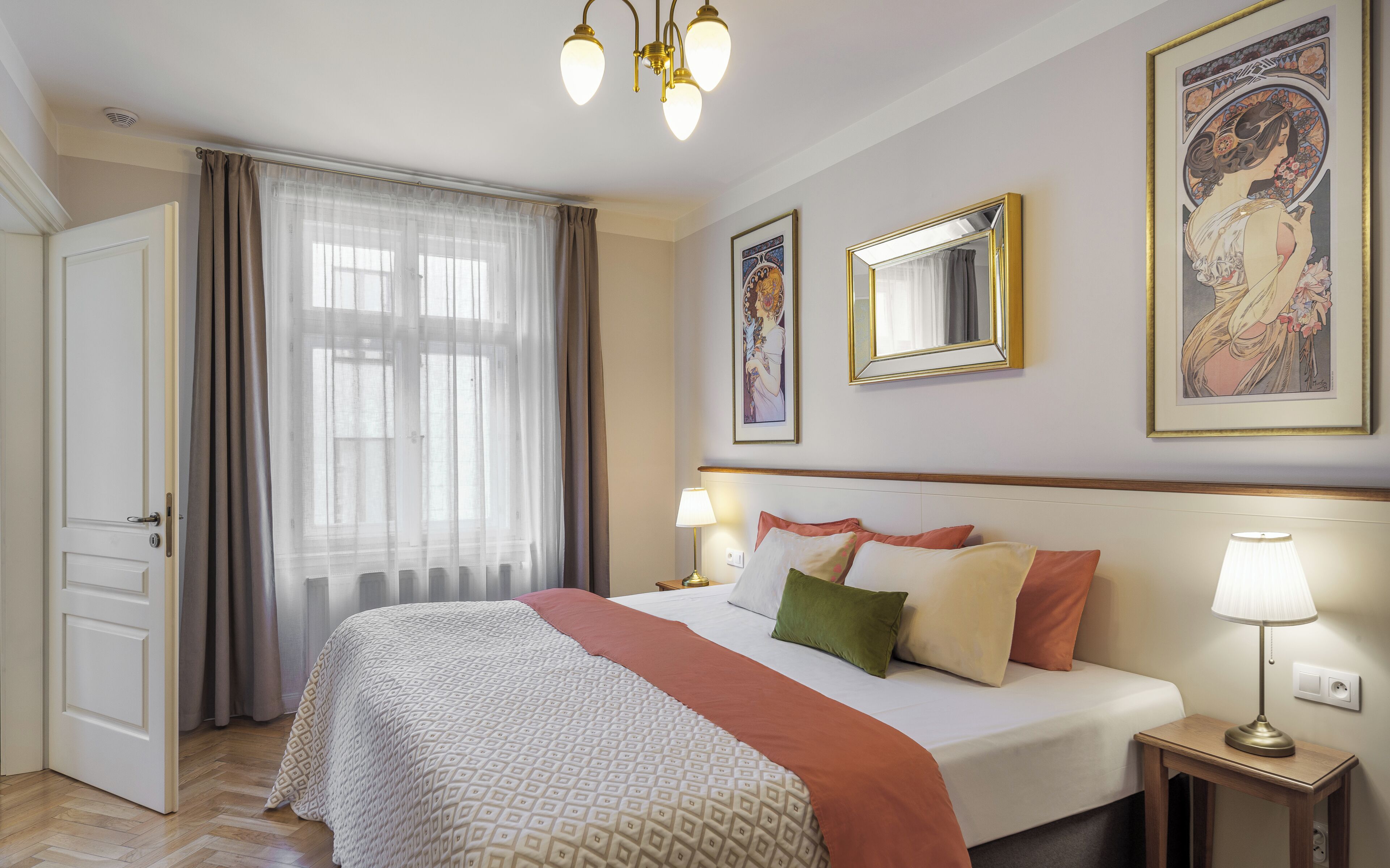 ดีลักซ์อพาร์ทเมนท์ | เครื่องนอนป้องกันสารก่อภูมิแพ้, เตียง Select Comfort, ตู้นิรภัยในห้องพัก