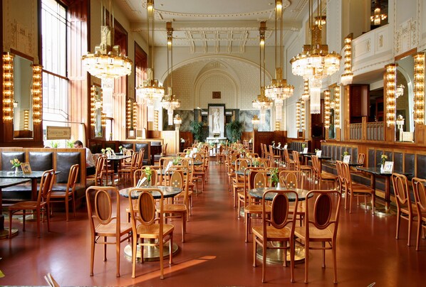 朝食 (コンチネンタル ブレックファスト)、毎日提供 (1 名様 20 EUR)