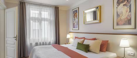 Deluxe Apartment | Hypo-allergenic bedding, Select Comfort beds, in-room safe