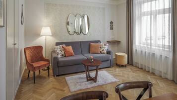 Superior-Apartment, 1 Schlafzimmer | Wohnbereich | Flachbildfernseher