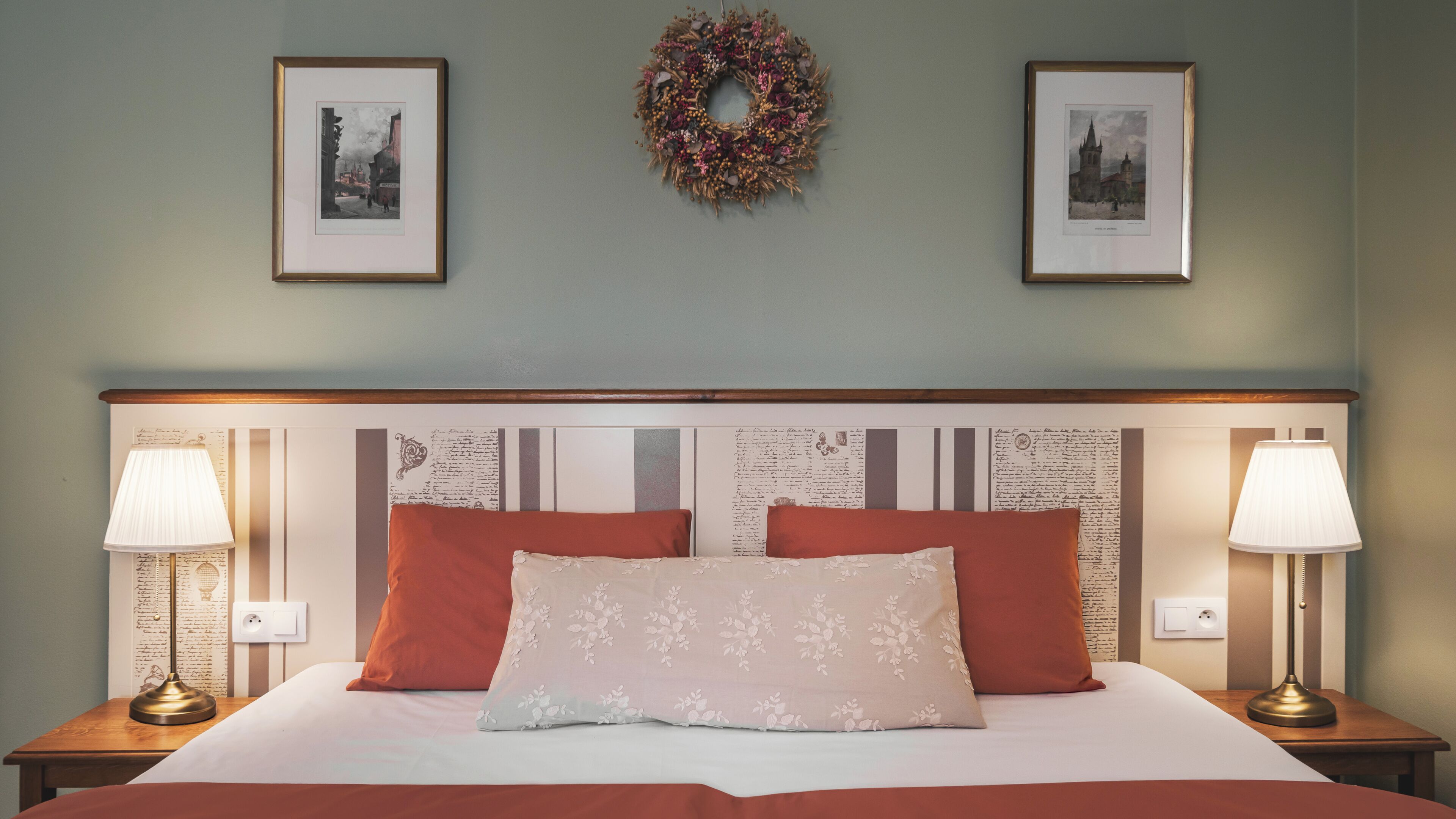 สตูดิโอ | เครื่องนอนป้องกันสารก่อภูมิแพ้, เตียง Select Comfort, ตู้นิรภัยในห้องพัก