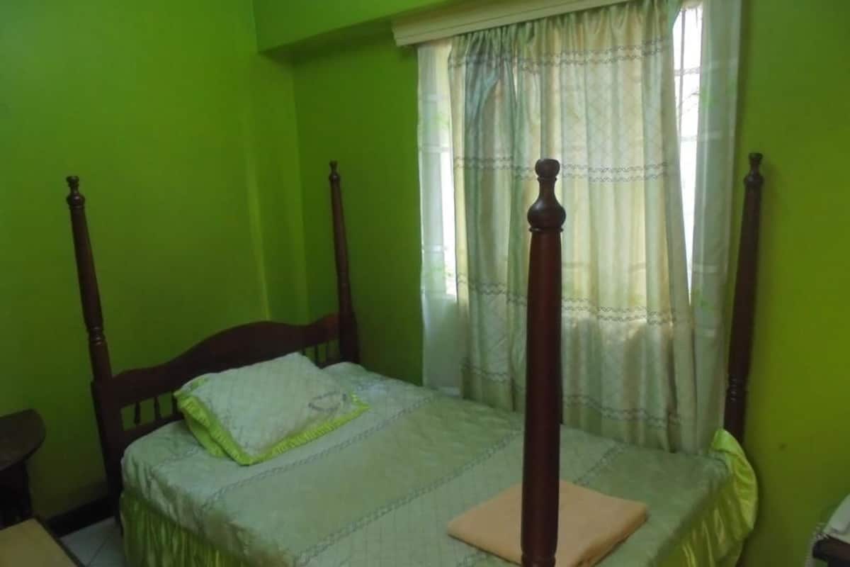 Quarto casal standard, 1 cama de casal, para não fumantes | Escrivaninha, quartos à prova de som, ferros/tábuas de passar roupa