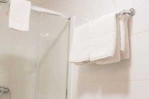 Design Apartment, 2 Bedrooms, Kitchenette | Bathroom | Shower, free toiletries, towels, toilet paper - Five Design Rooftop by Storytellers (Funchal)