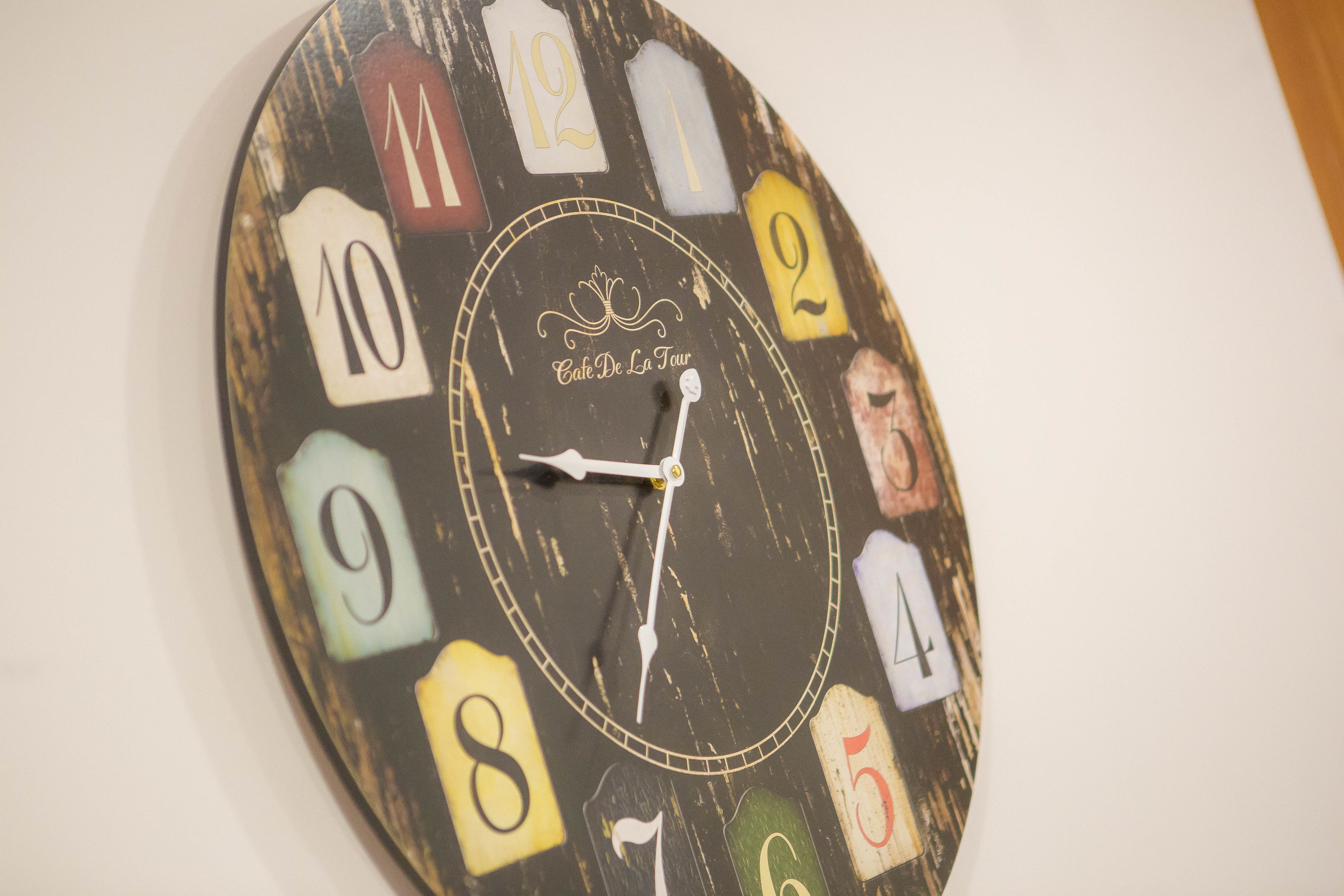 Une horloge murale au design rustique, avec des chiffres allant de 1 à 12.