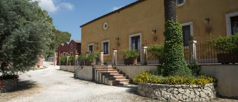 Voorkant accommodatie - avond/nacht