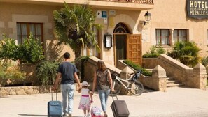Property entrance - Hotel Miralles (Horta de Sant Joan)