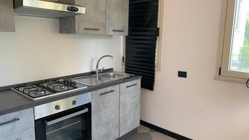 Frigorifero, piano cottura, bollitore elettrico