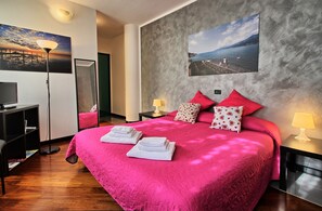 Double Room | Free WiFi, bed sheets - Logicasa Residenza Aurora (Como)