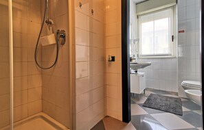 Chambre Triple | Salle de bain | Douche, bidet, serviettes fournies