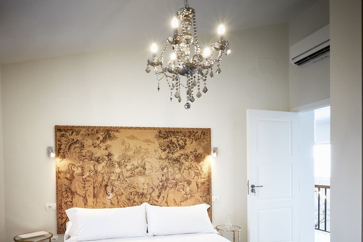 Habitación doble, balcón | Tabla de planchar con plancha, wifi gratis y ropa de cama