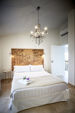 Habitación doble, balcón | Tabla de planchar con plancha, wifi gratis y ropa de cama 