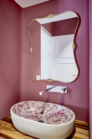 Douche, articles de toilette gratuits, sĂšche-cheveux
