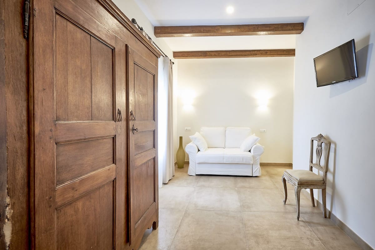 Suite | Tabla de planchar con plancha, wifi gratis y ropa de cama