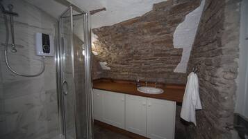 Apartment, 1 Bedroom | Bathroom | Shower, hair dryer, towels