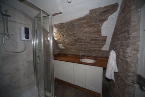 Appartement, 1 slaapkamer | Badkamer | Een douche, een haardroger, handdoeken