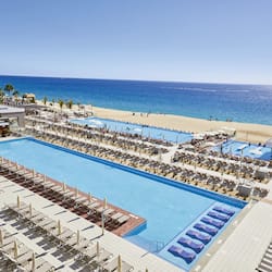 4 outdoor pools, pool umbrellas, pool loungers