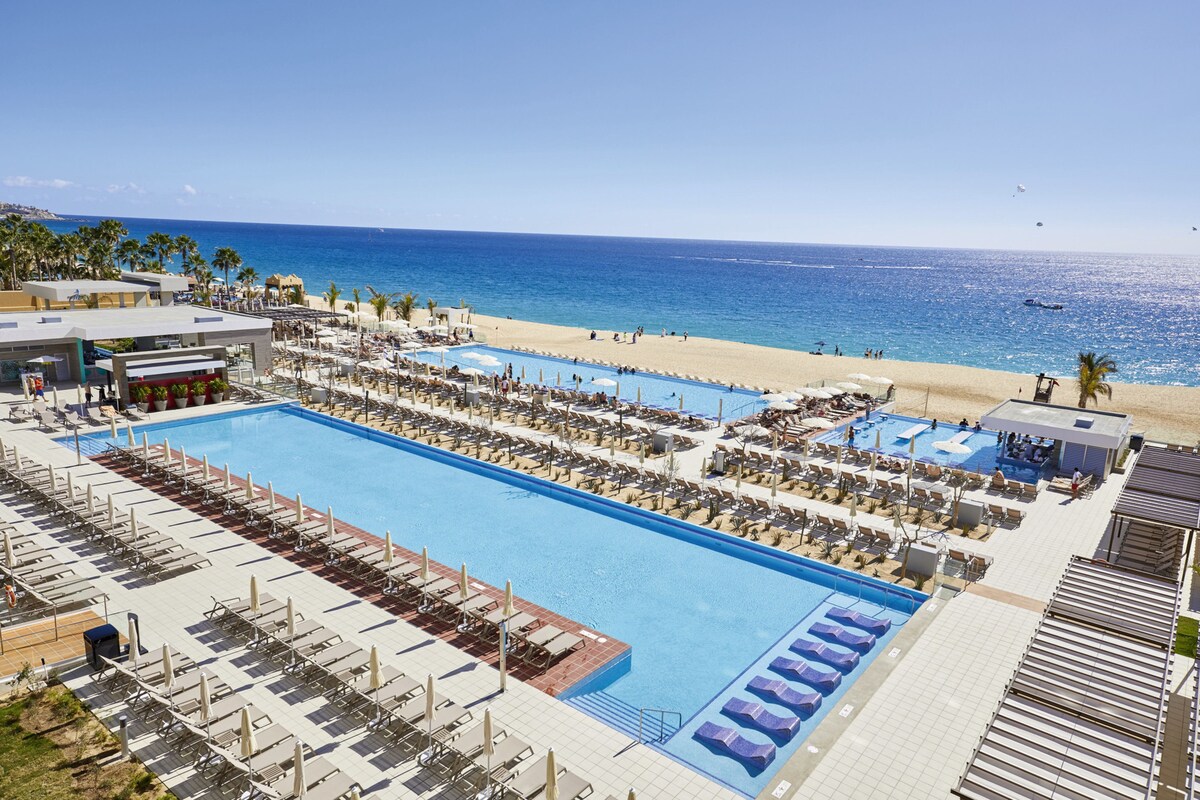 4 outdoor pools, pool umbrellas, sun loungers