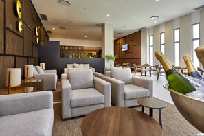 6 quầy bar/khu lounge, quầy bar ngay sát hồ bơi, quầy bar bên hồ bơi 