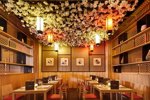 7 restaurants; s'hi serveixen esmorzars, dinars i sopars