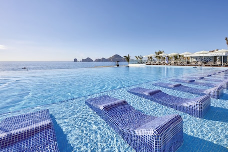 4 piscinas al aire libre, sombrillas, sillones reclinables de piscina